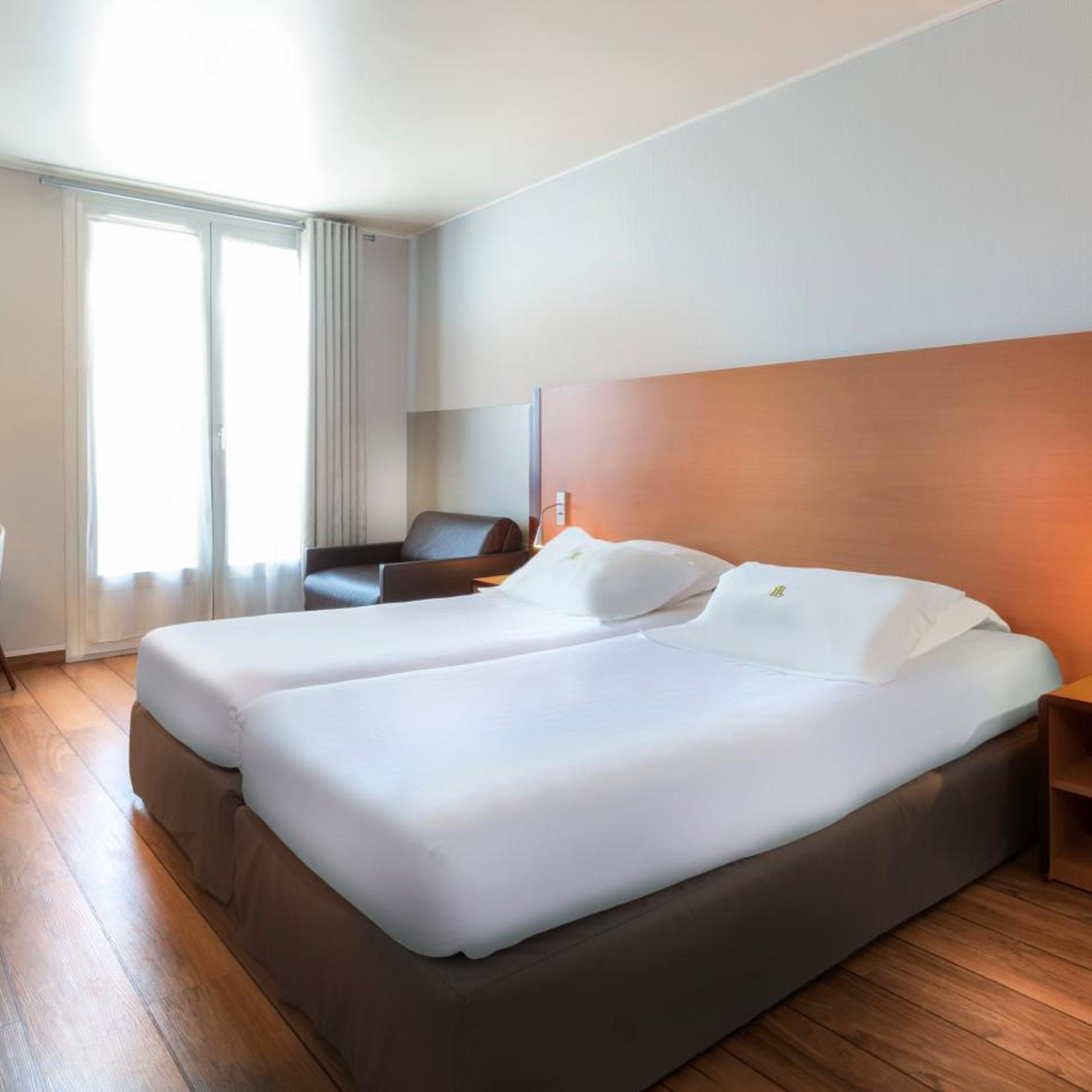 Parisian, Twin Beds