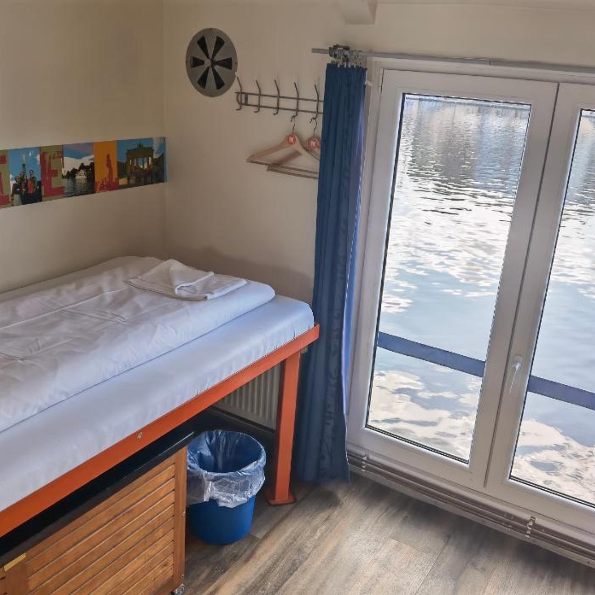 Eastern Comfort Hotel & Hostelboat 15/58