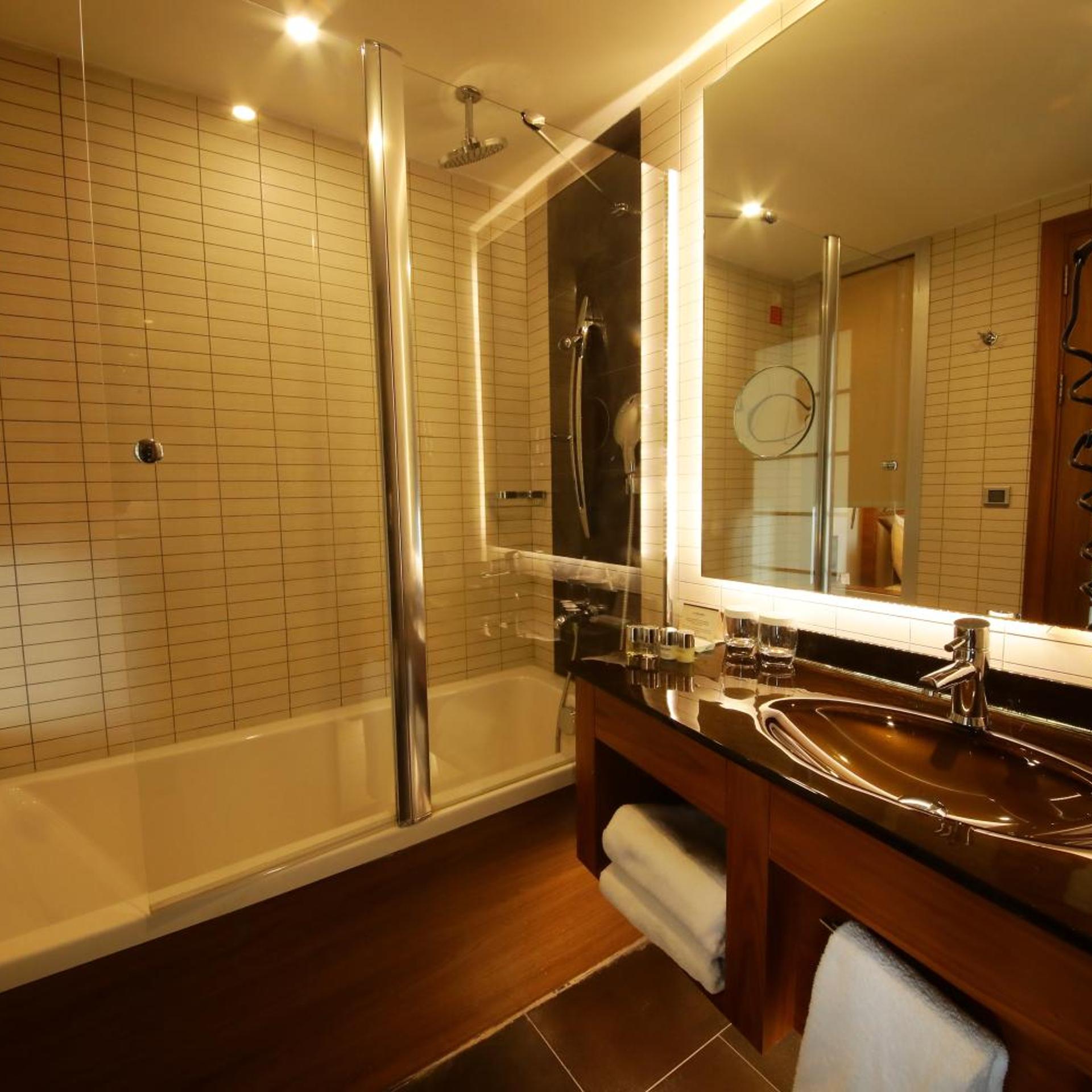 غرفة سوبيريور بسرير كينج بإطلالة جزئية على البحر، Cevahir Hotel Istanbul Asia 8/8