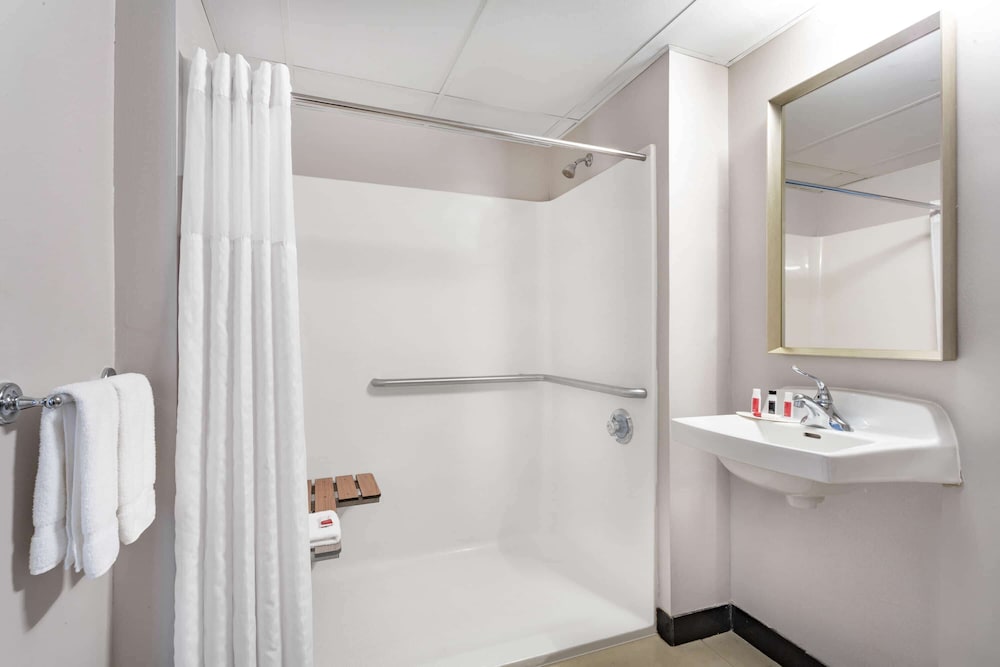 Ramada by Wyndham Hartford North / Bradley Airport 10/48
