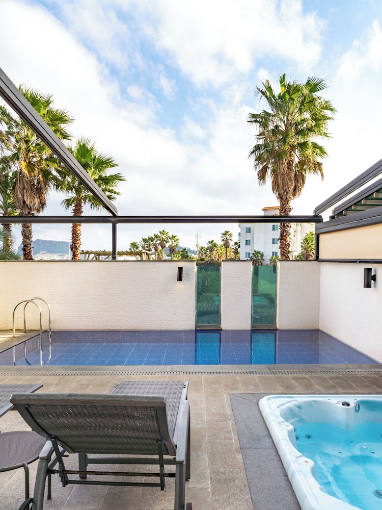 Hotel & Pool Villa Attirance 45/50