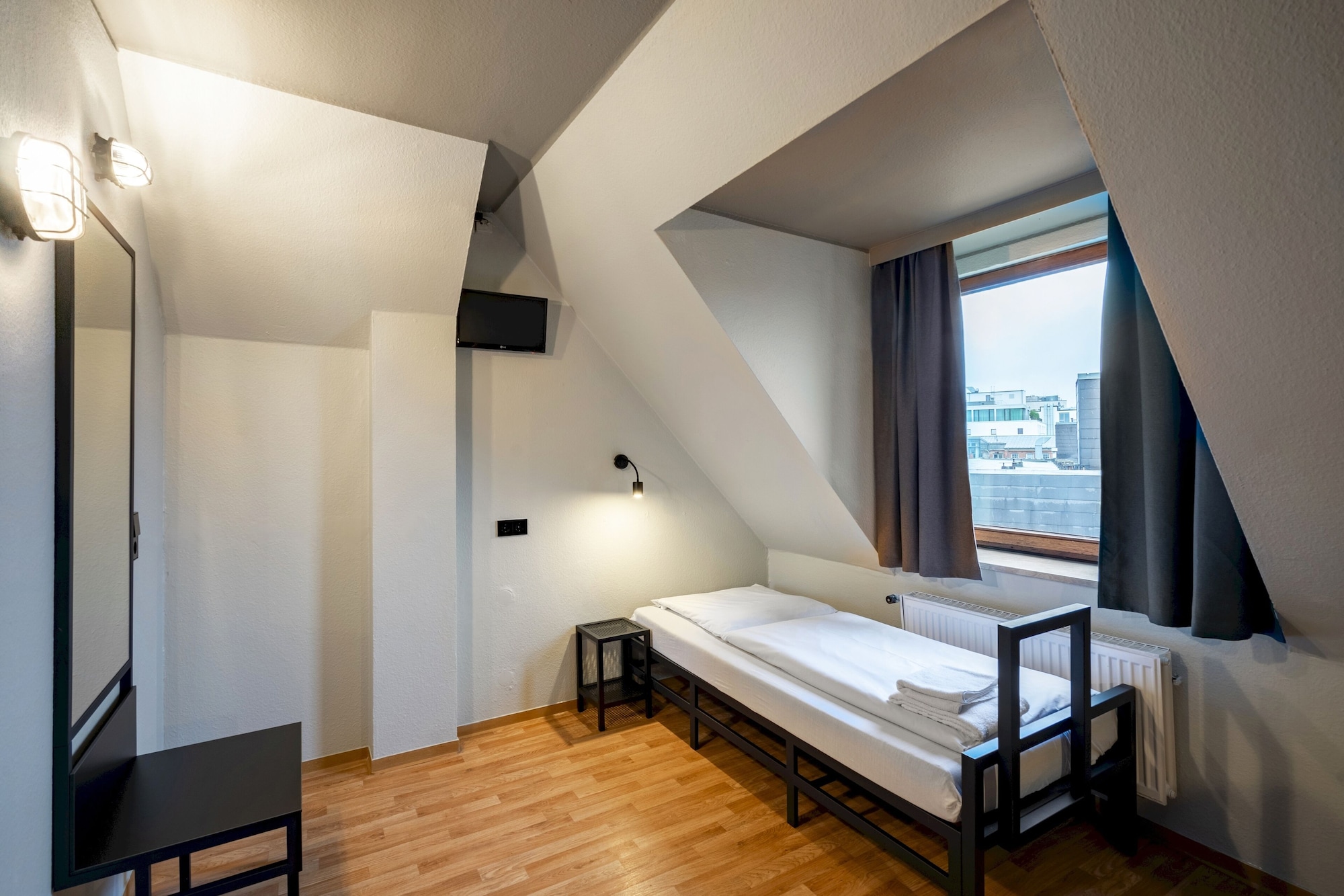 ROOM, SINGLE, SHARED BATHROOM
