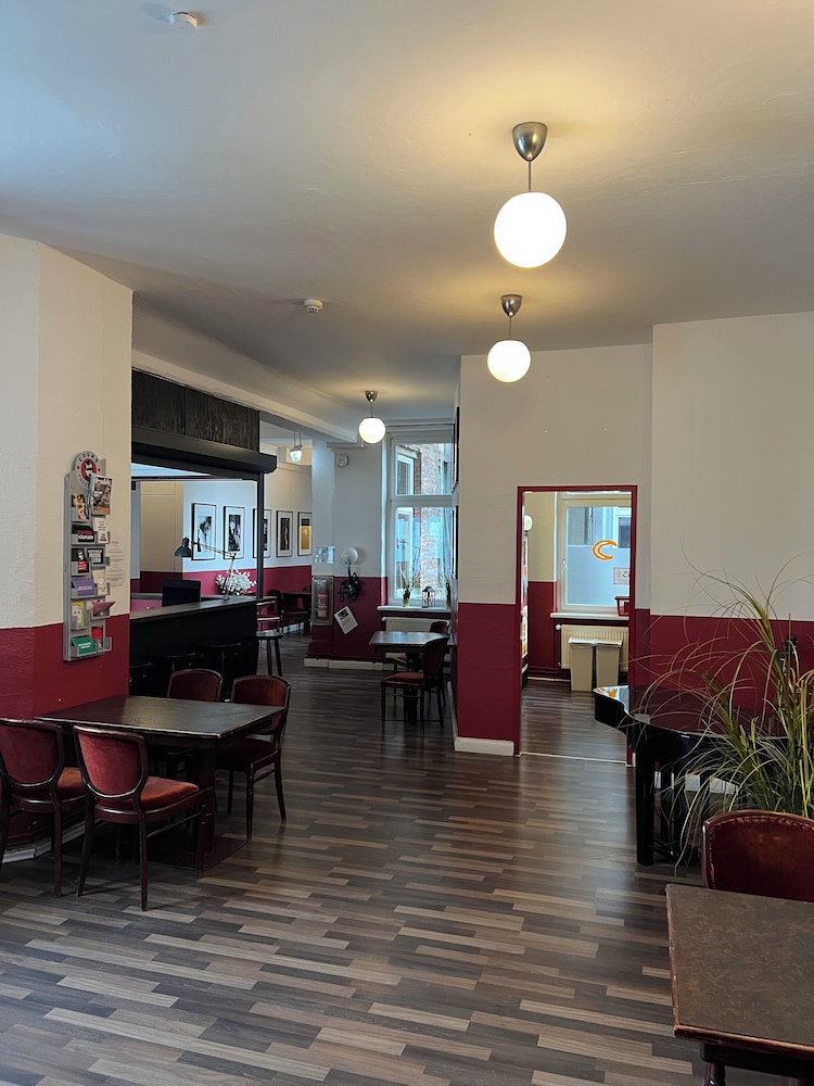 Ballhaus Berlin Hostel 44/65