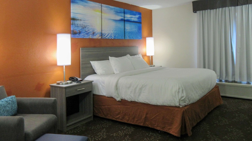 Clarion Pointe Evansville North 12/35