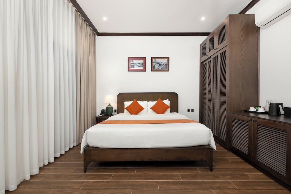 DELUXE, DOUBLE OR TWIN BED