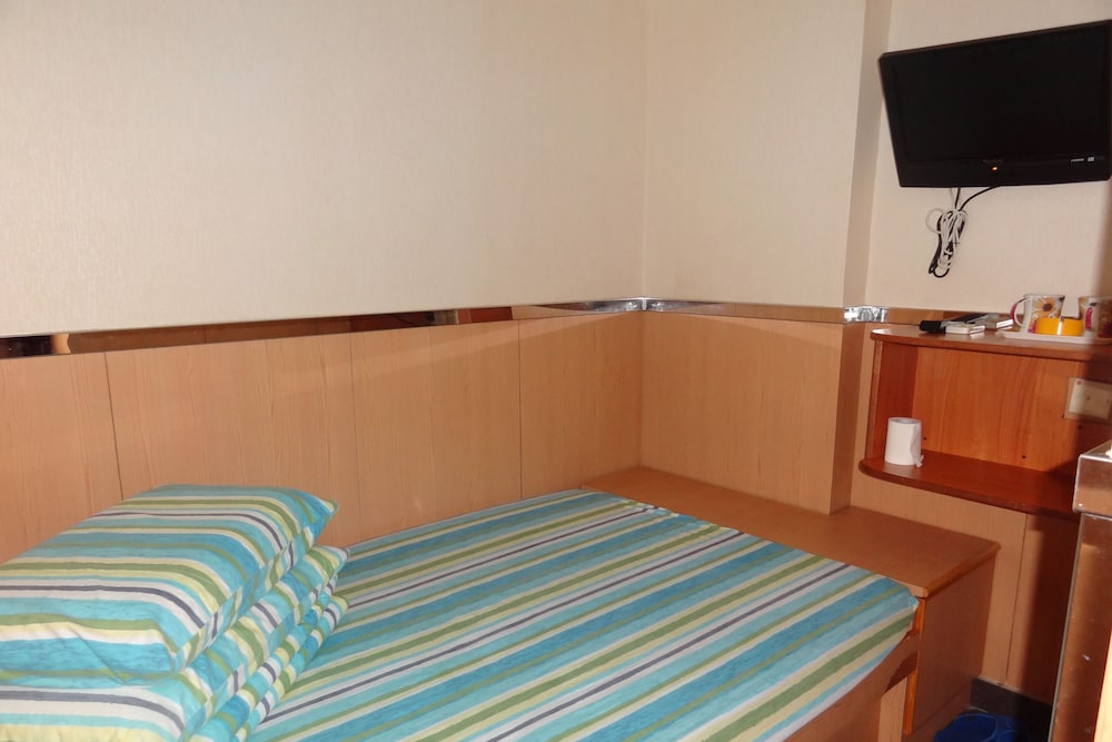 ROOM, DOUBLE BED, NO WINDOW