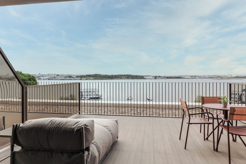 Upon Harbor - Seixal Bay Hotel 47/50