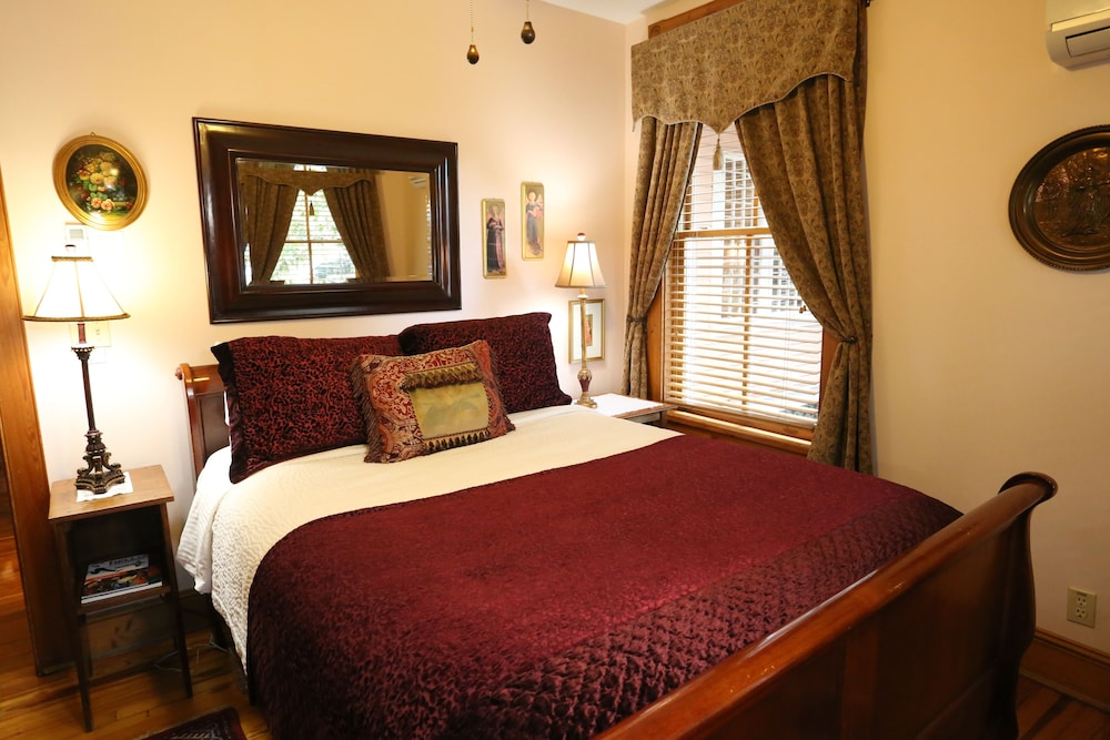 House, Queen Bed