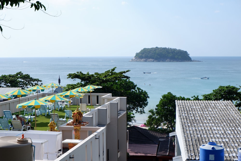 Kata Beachwalk Hotel And Bungalows 12/74