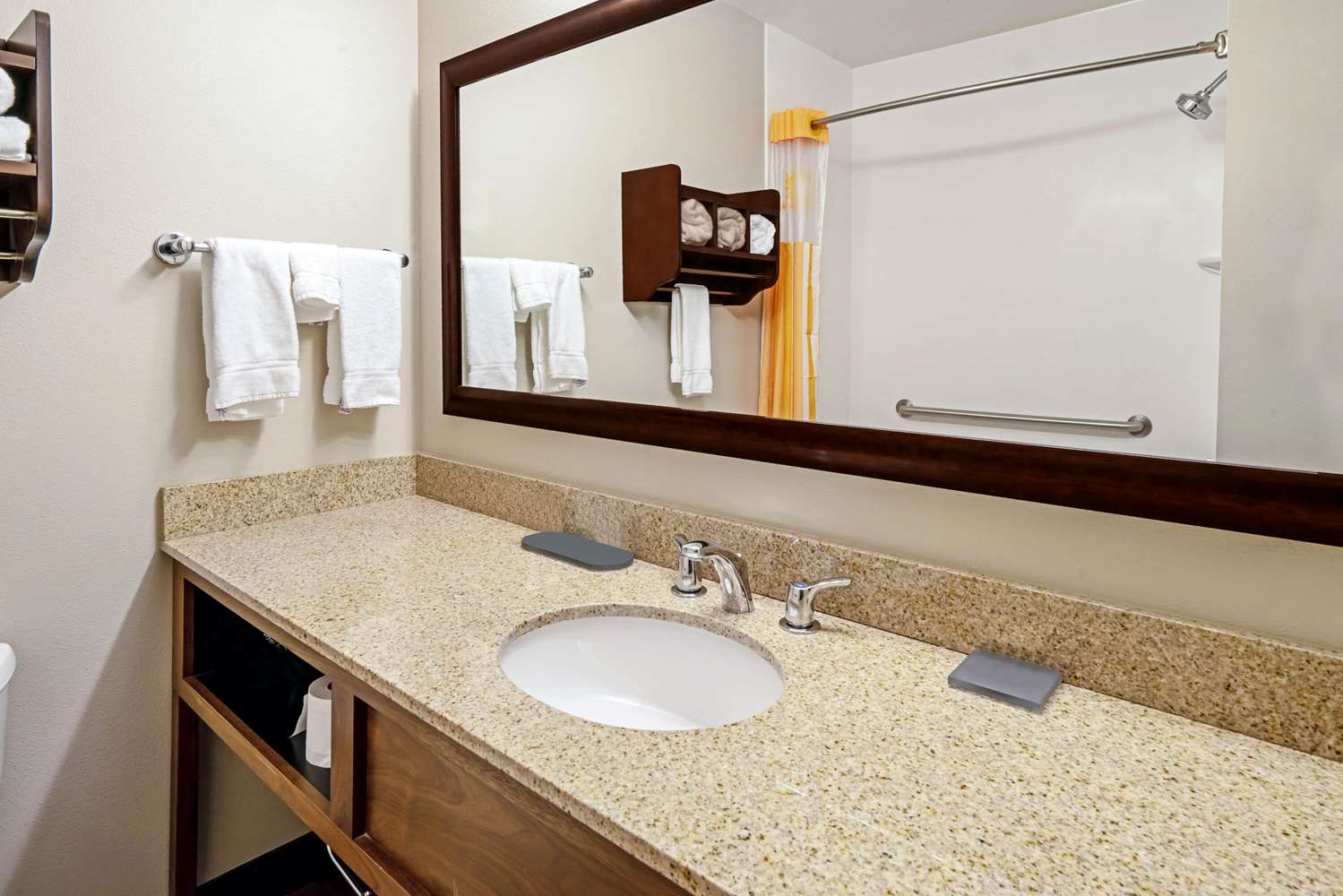 La Quinta Inn and Suites by Wyndham Butte image