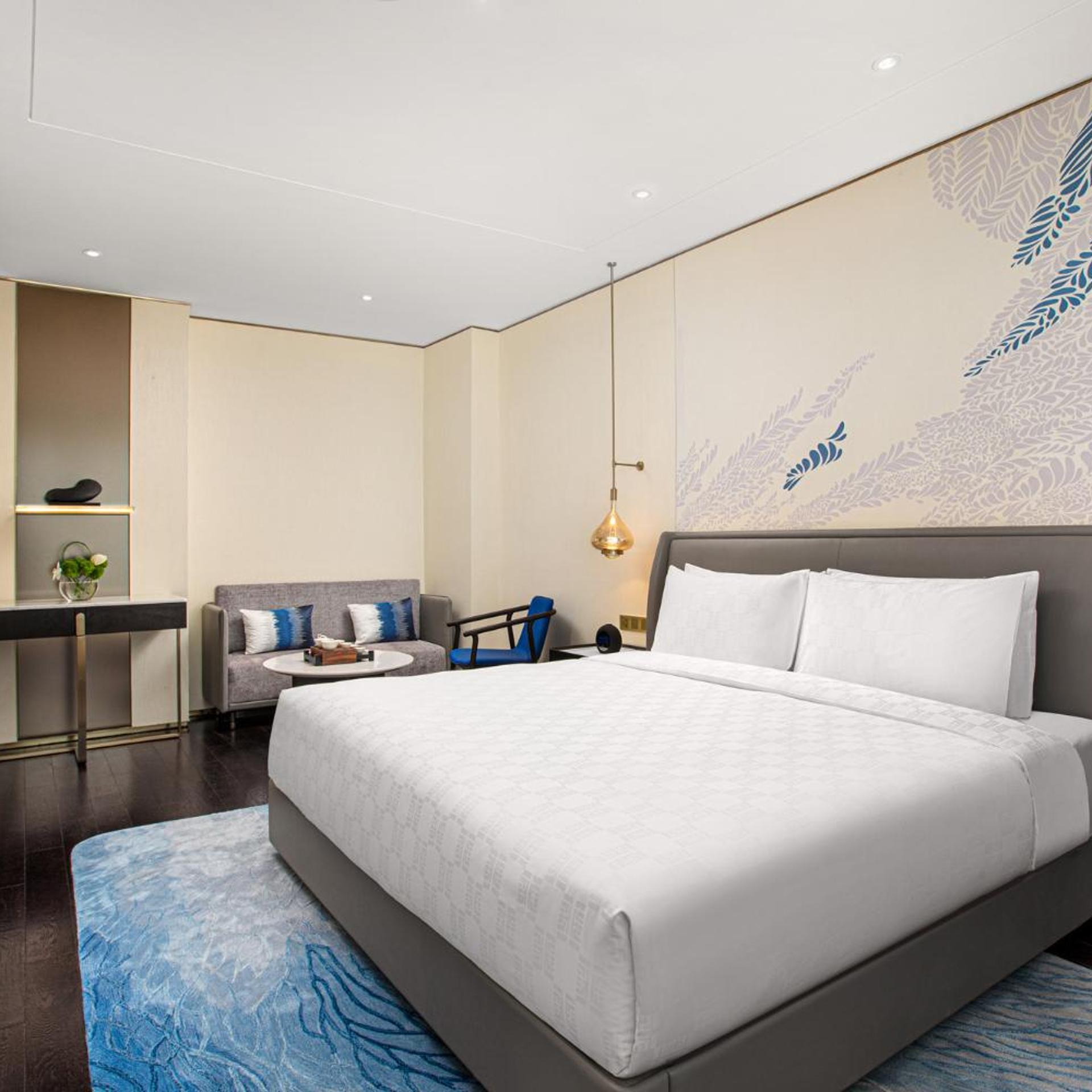 1 Bedroom, Suite, King Bed, Lake View, Dining Area