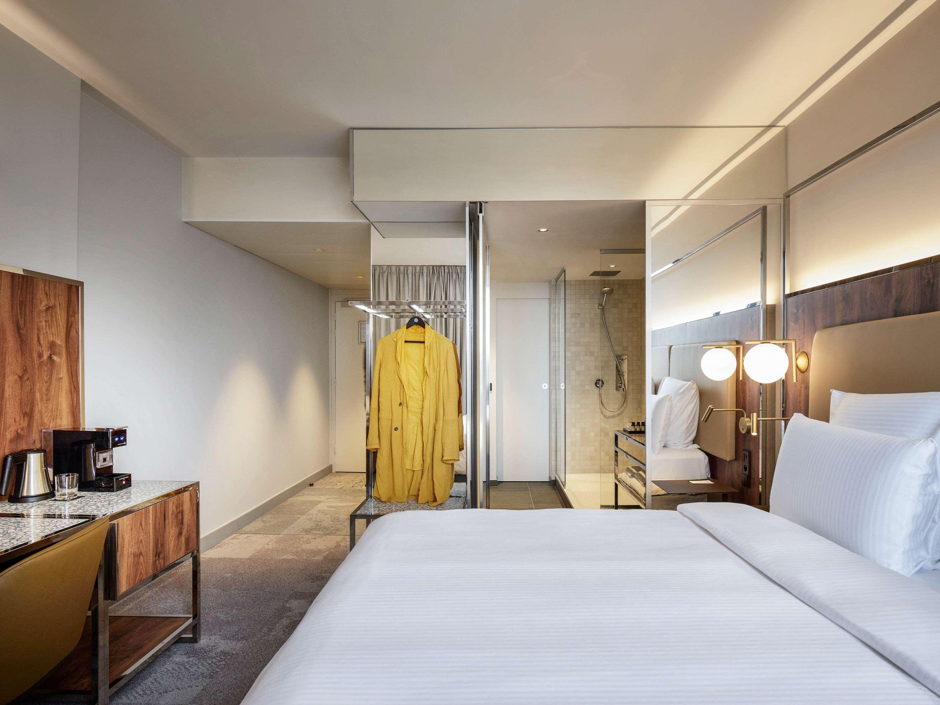 APARTMENT, KING BED, CITY VIEW, SOFA, LIVING AREA