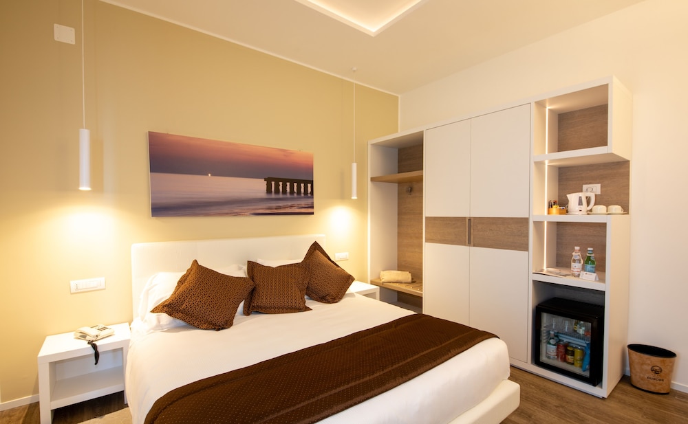 2 BEDROOMS, FAMILY SUITE, PARTIAL SEA VIEW, BALCONY