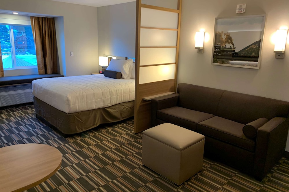 Suite, Queen Bed, Lake Side