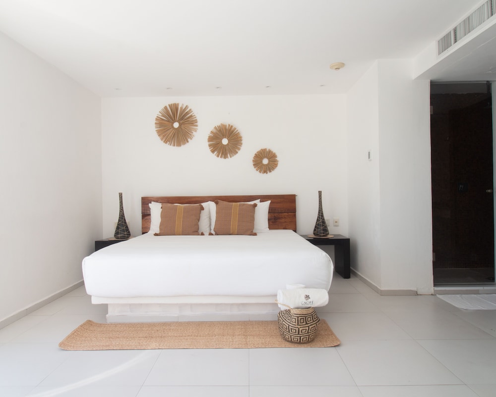 SUITE, KING BED, COURTYARD VIEW, BALCONY