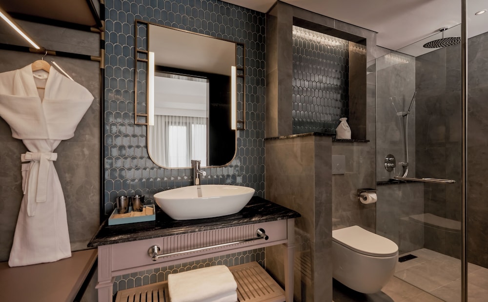 French, Junior Suite, Studio, King Bed, Balcony، La Siesta Premium Saigon Central 4/6
