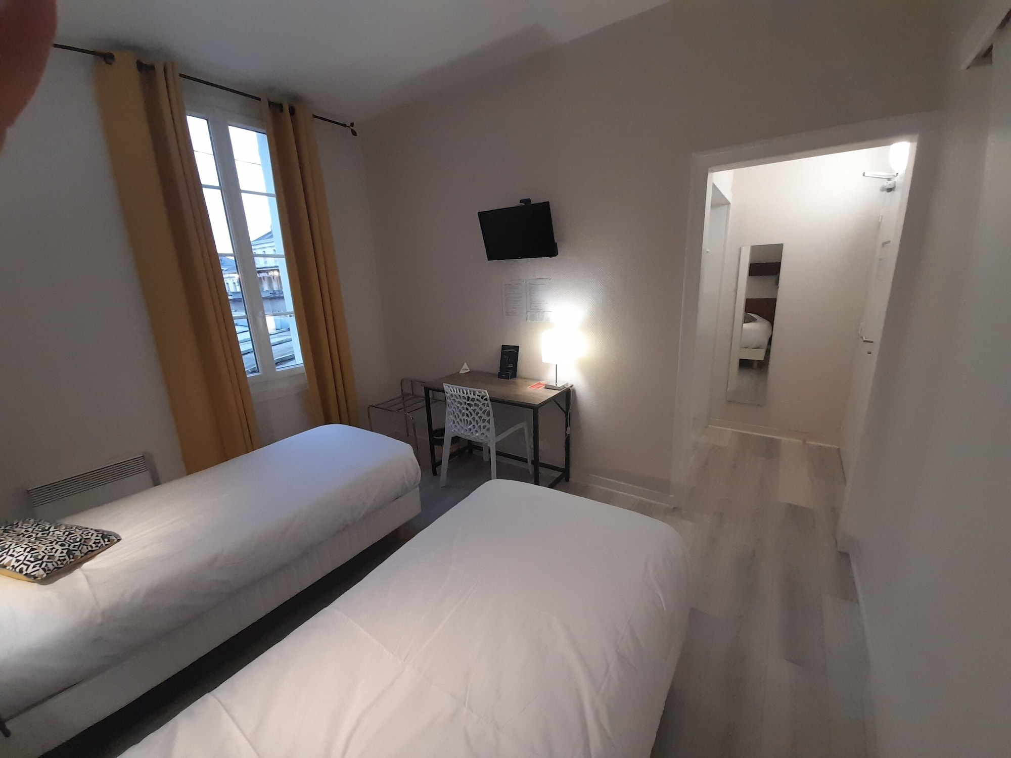 غرفة بسريرين منفصلين، Sorti P Tit Dej Hotel Saintes 4/6