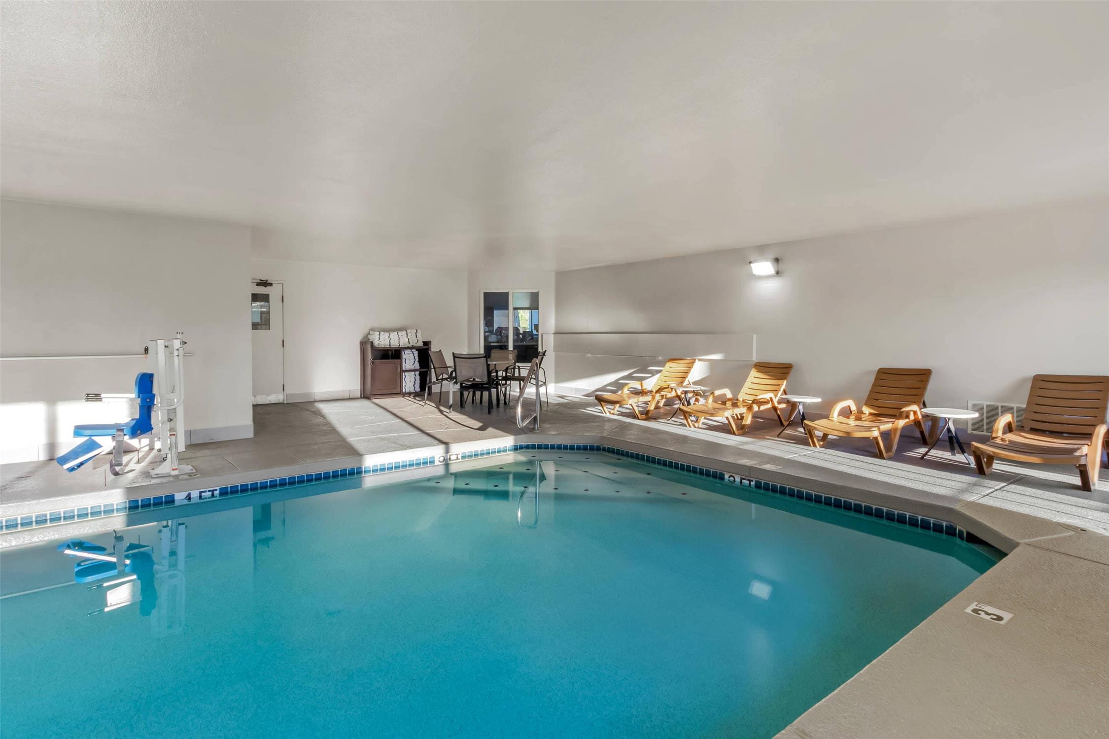 Comfort Inn and Suites Surprise Near Sun City West 25/55