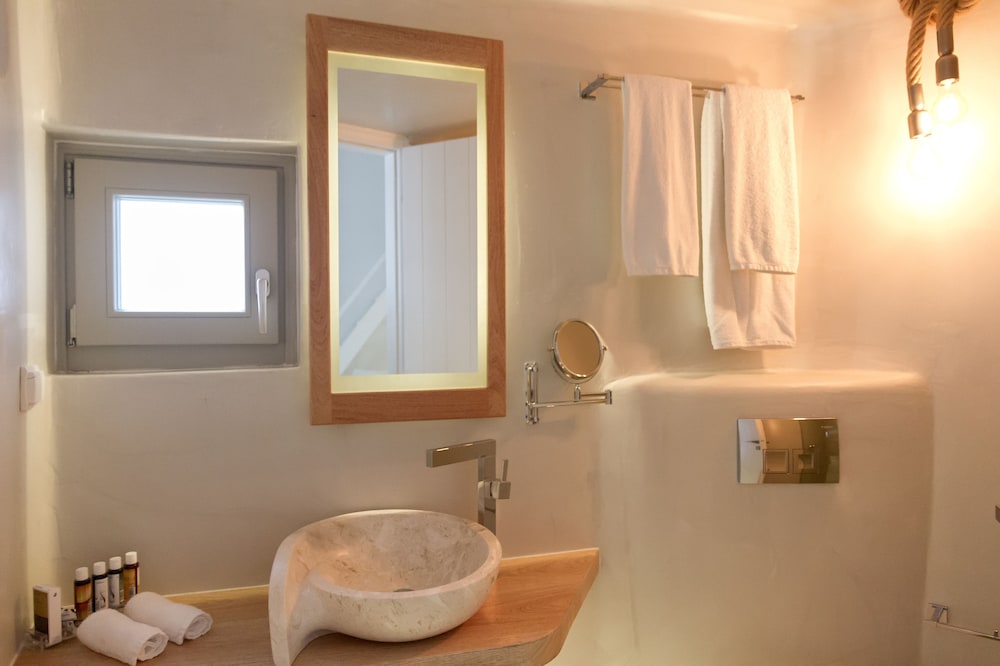 Premium, Suite, 1 Double and 1 Single Bed, Caldera View, Outdoor Jetted Tub، La Perla Villas And Suites Adults Only 2/2