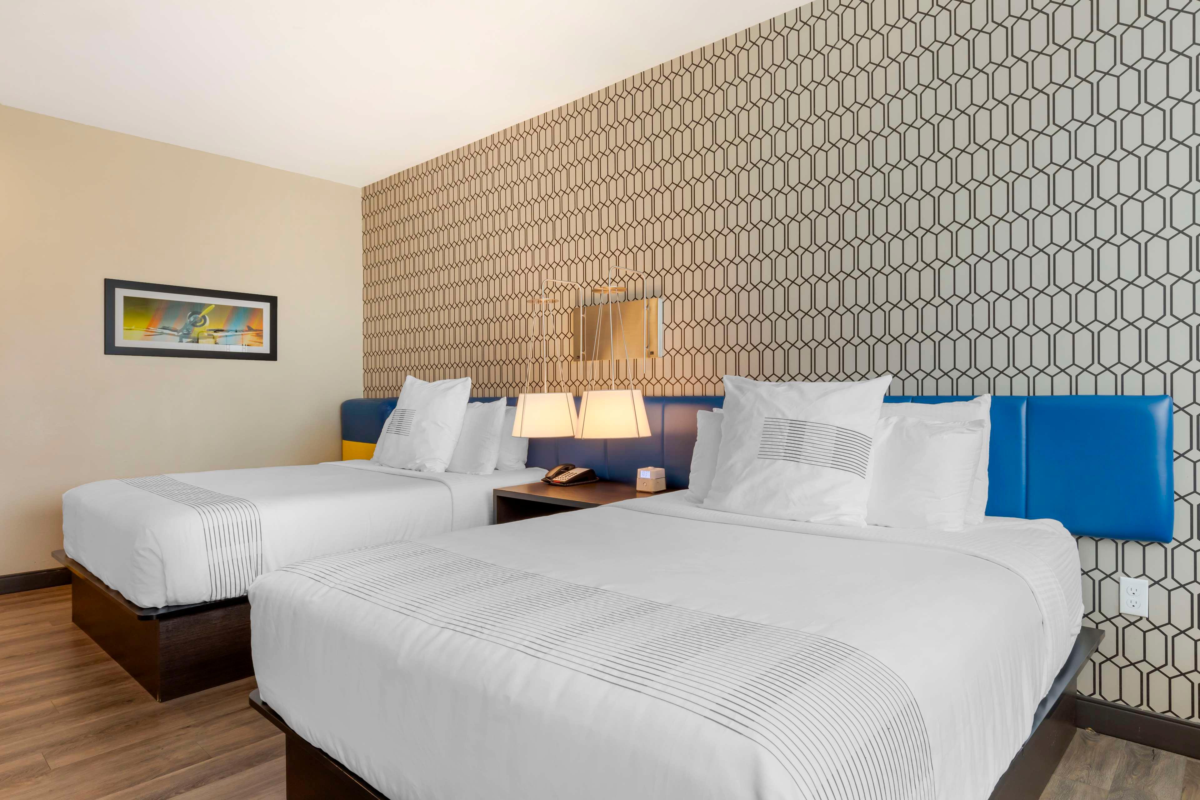 Signature, 2 Queen Beds