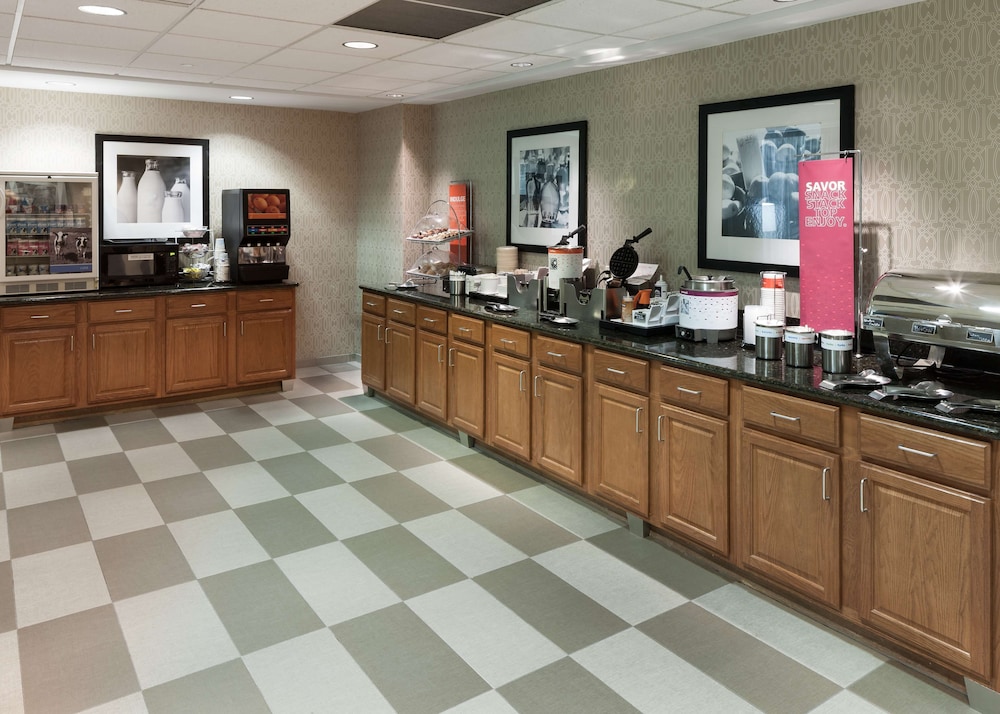 Hampton Inn Suites Davenport 8/41