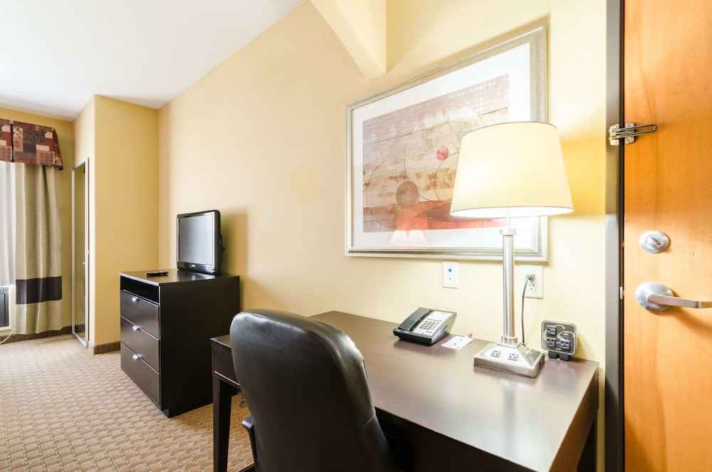 Comfort Suites Salina 40/44