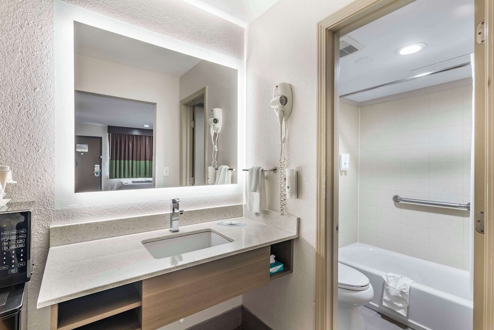 Quality Inn & Suites Athens University Area 56/57