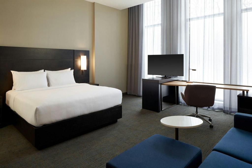 1 Bedroom, Suite, King Bed, Sofa