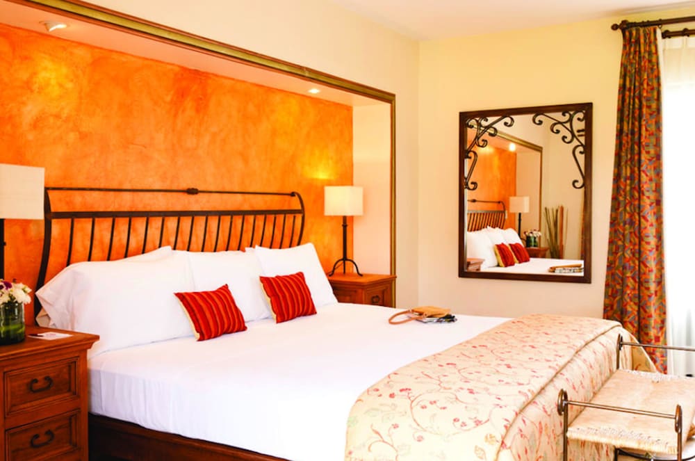 DELUXE, KING BED
