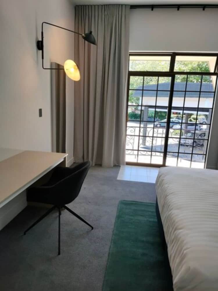 The Avenue Hotel 44/51