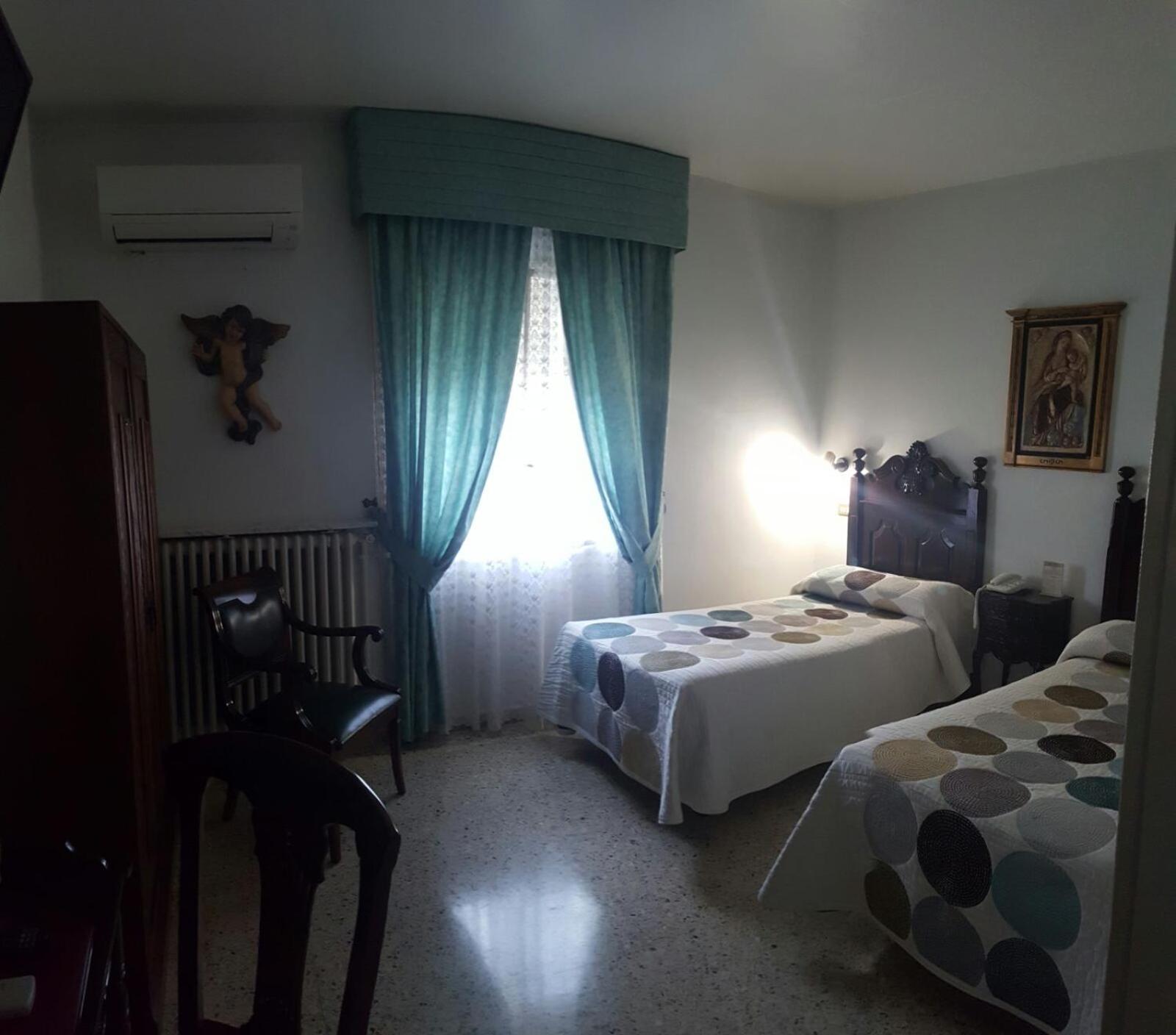 Room, Twin Beds