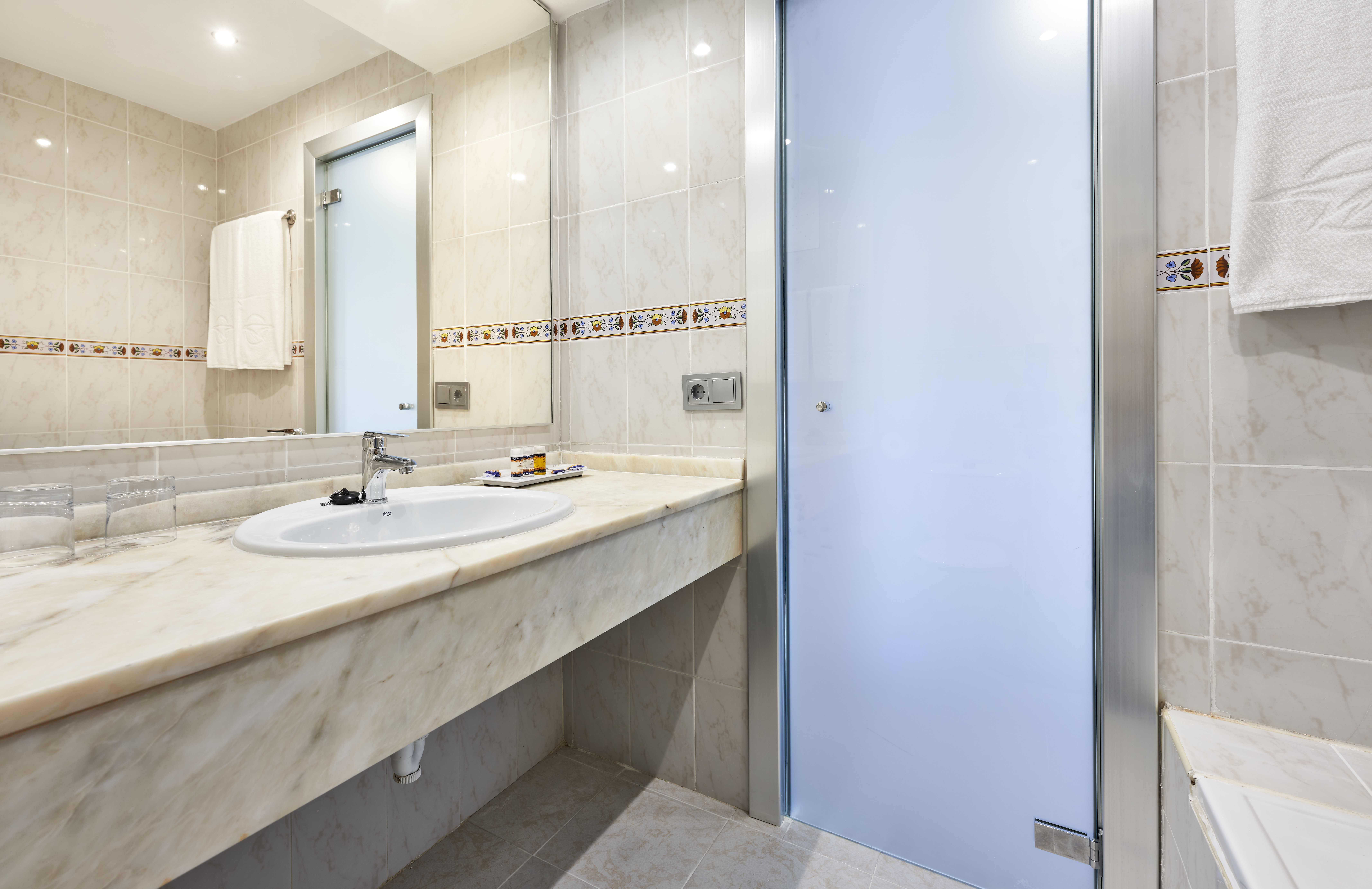 Globales Torrenova - Adults Only 44/45