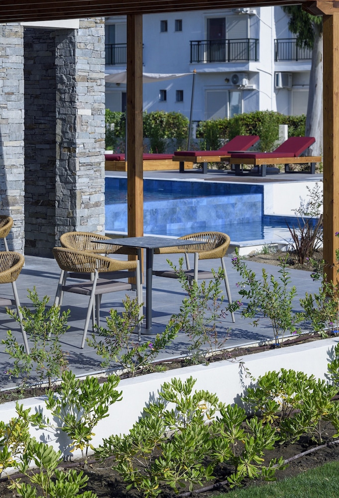 Amyntas Seafront Hotel 55/58