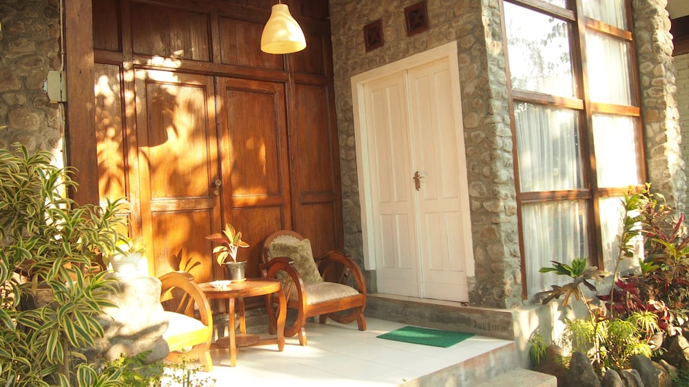 The Riverside Javanese Cottages 20/45