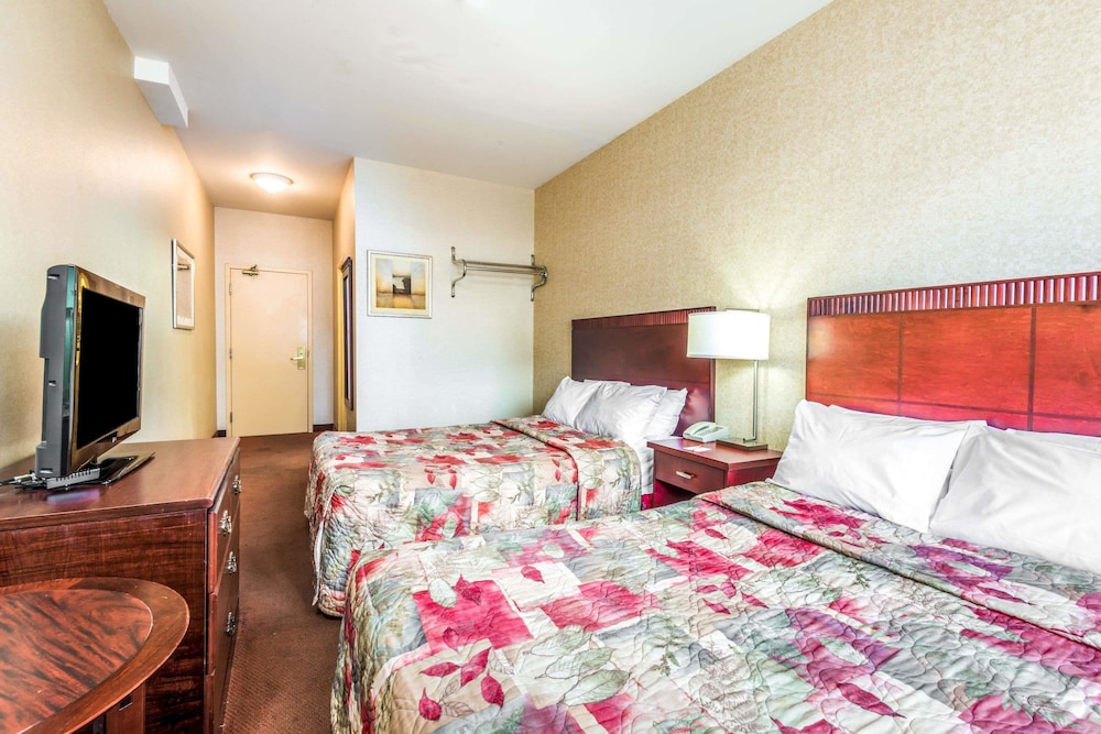 Howard Johnson by Wyndham Toronto Downtown West 8/18