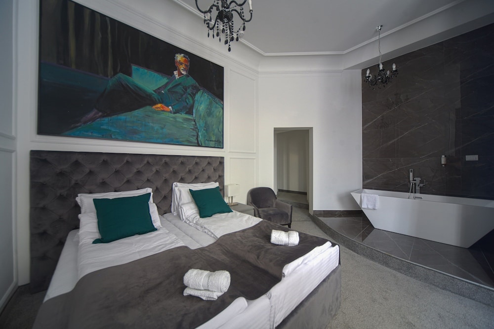 Kings Palace Suites 31/50