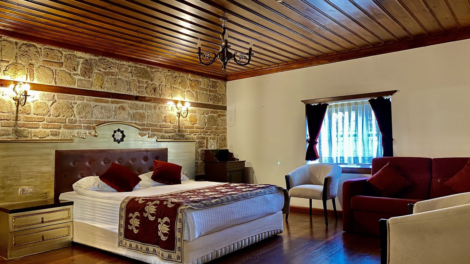 DELUXE, DOUBLE OR TWIN BED