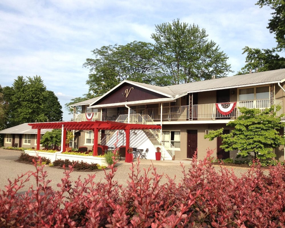 Vinehurst Inn And Suites 3/58