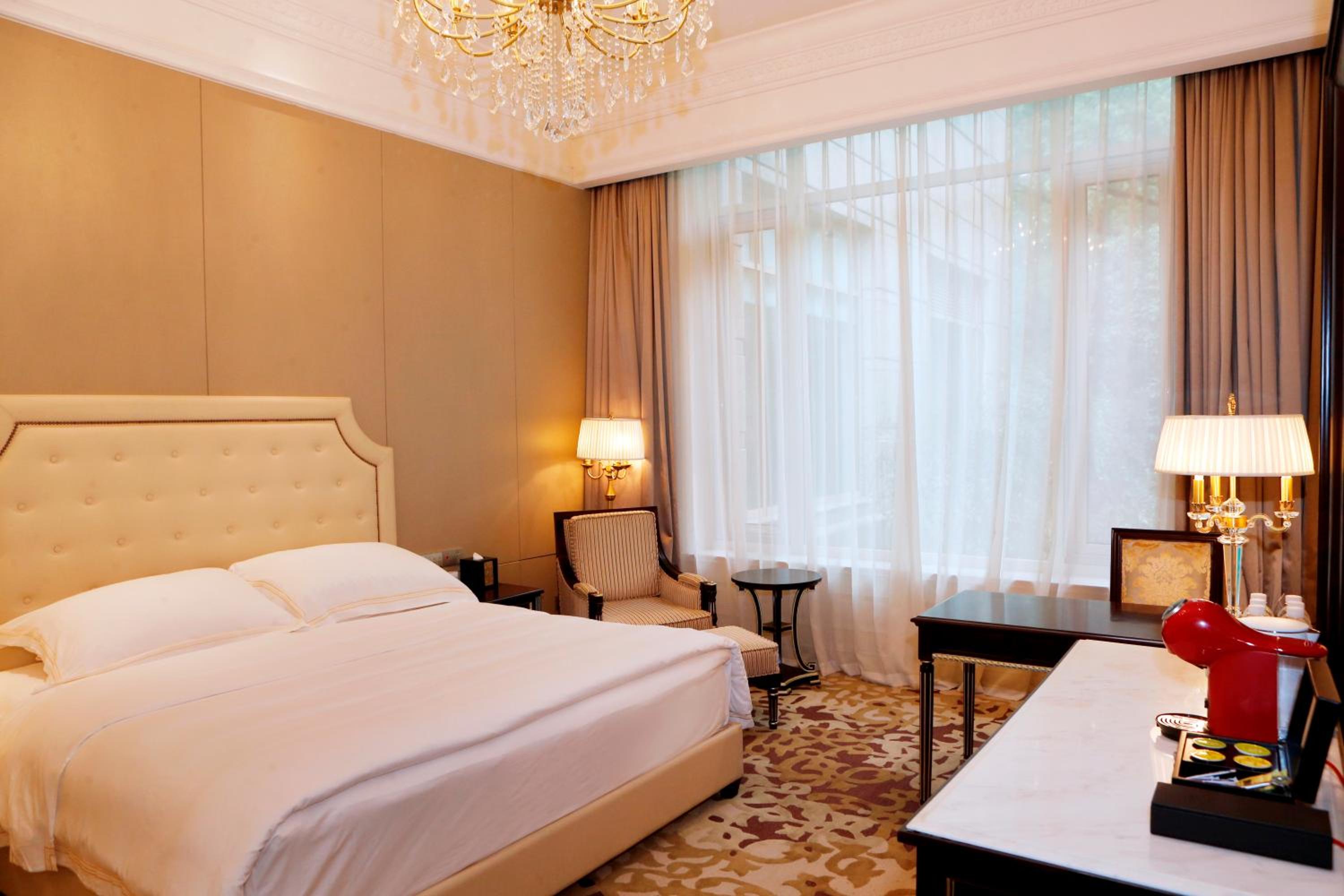 Superior, King Bed, Queen Bed