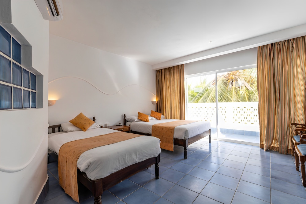 غرفة قياسية بسرير مزدوج وسرير فردي، Sun N Sand Beach Resort 3/6