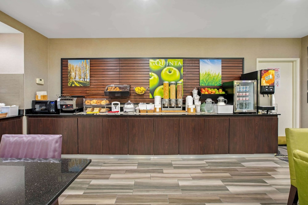 La Quinta Inn & Suites by Wyndham DFW Airport South / Irving 11/52