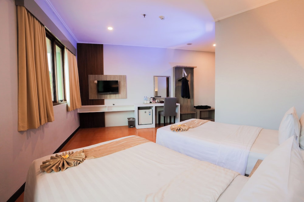 Front One Hk Resort Semarang 24/49