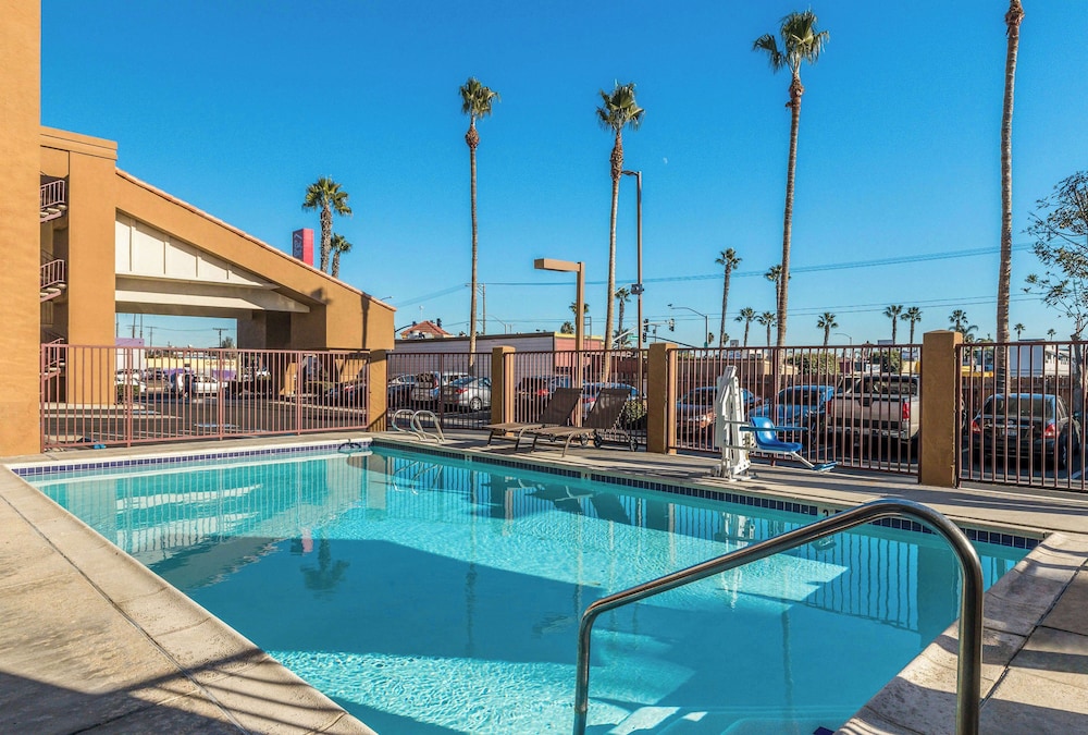 Days Inn by Wyndham Chula Vista/San Diego 36/57