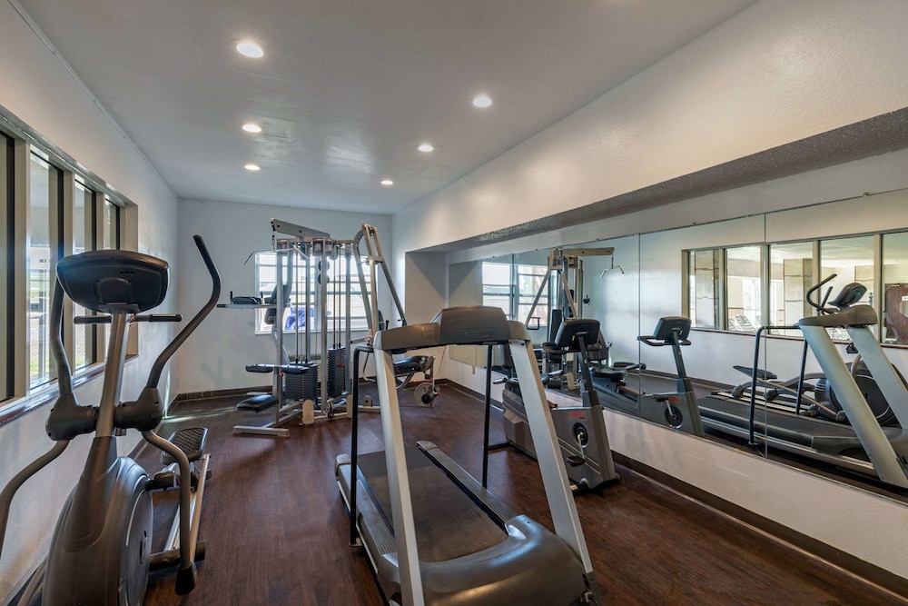 Quality Suites Addison-Dallas 26/42