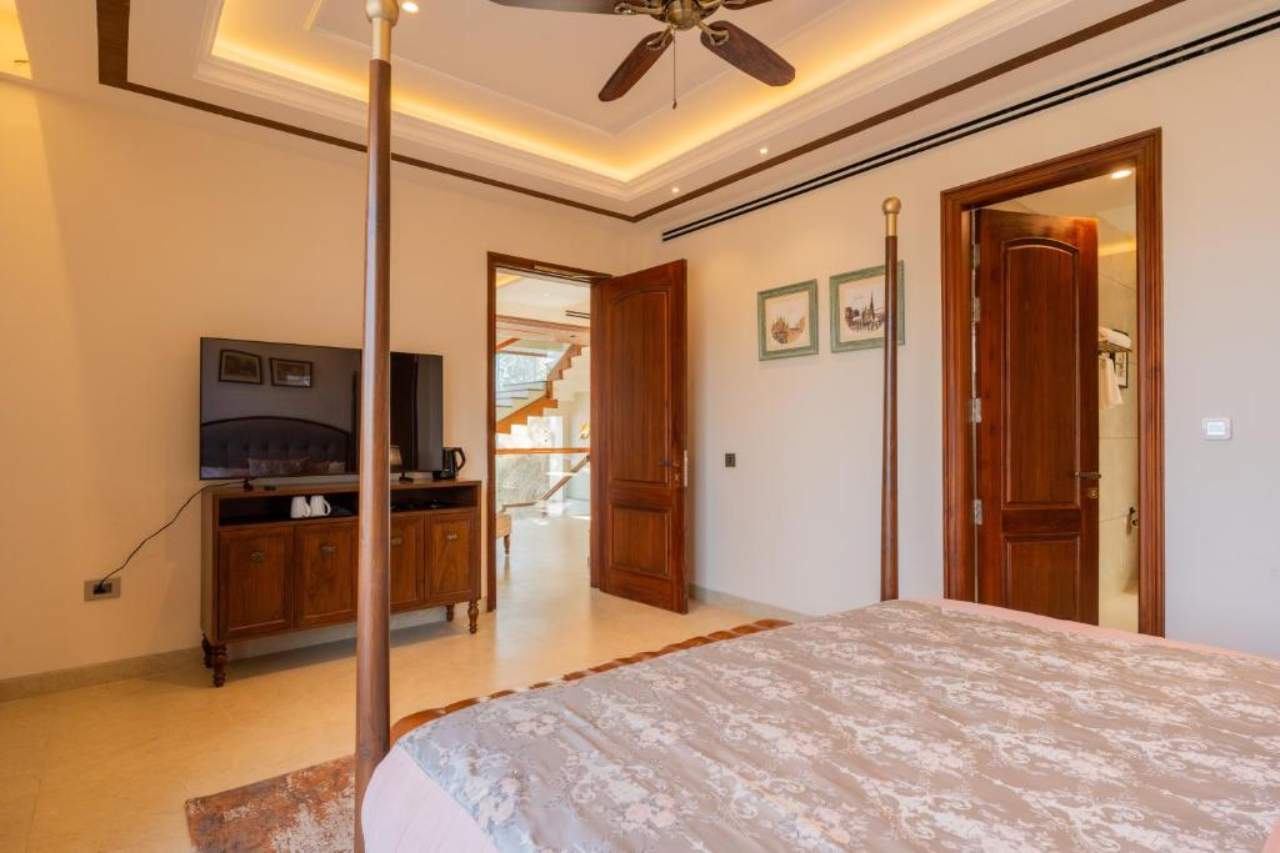 ELIVAAS Prive The Royce Lilly Luxe 4 BHK Hilltop Villa with Jacuzzi 10/23