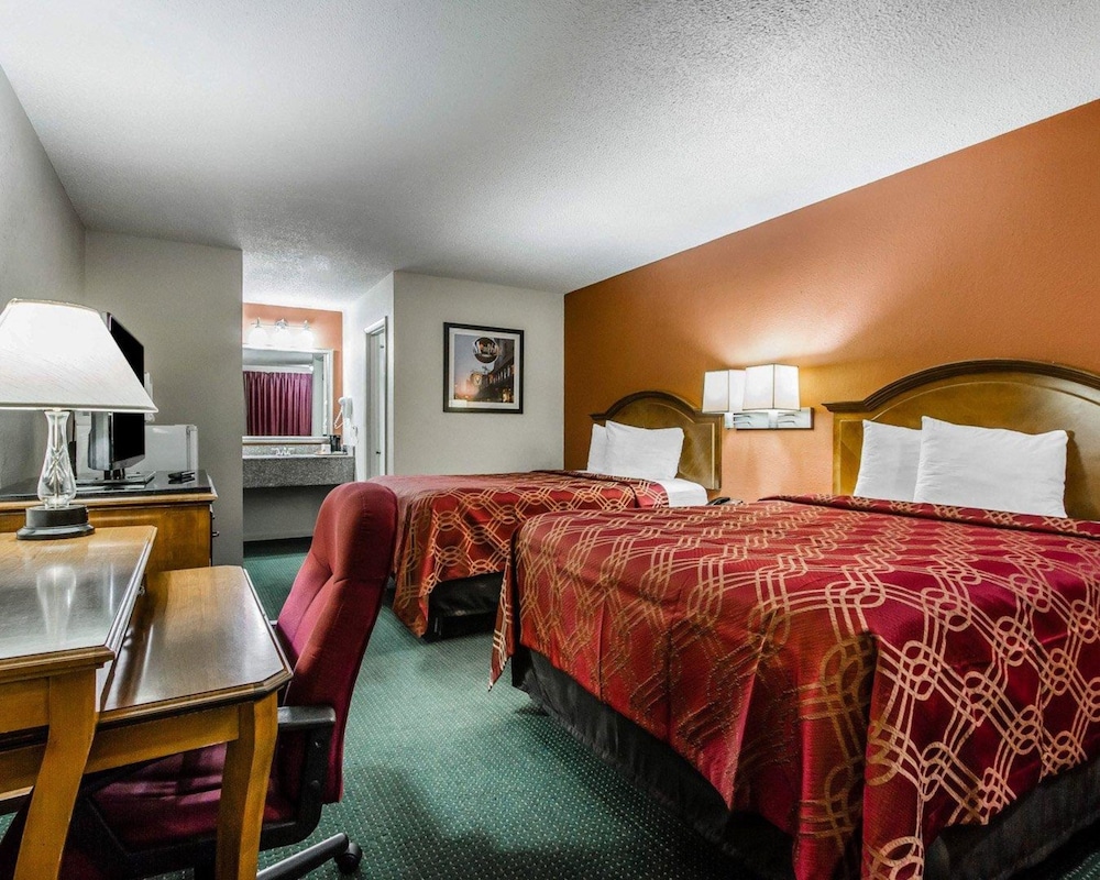 Econo Lodge Inn & Suites Enterprise, AL 15/33