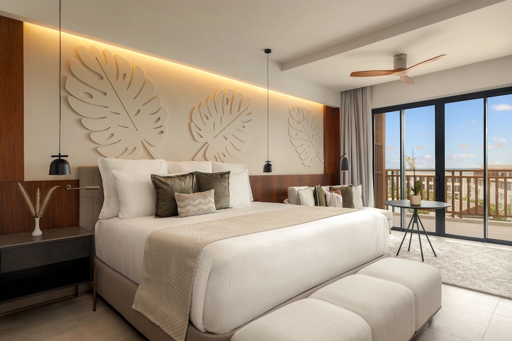 Preferred Club, Junior Suite, King Bed, Partial Ocean View