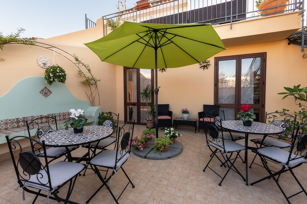 Casa Manzella 54/68