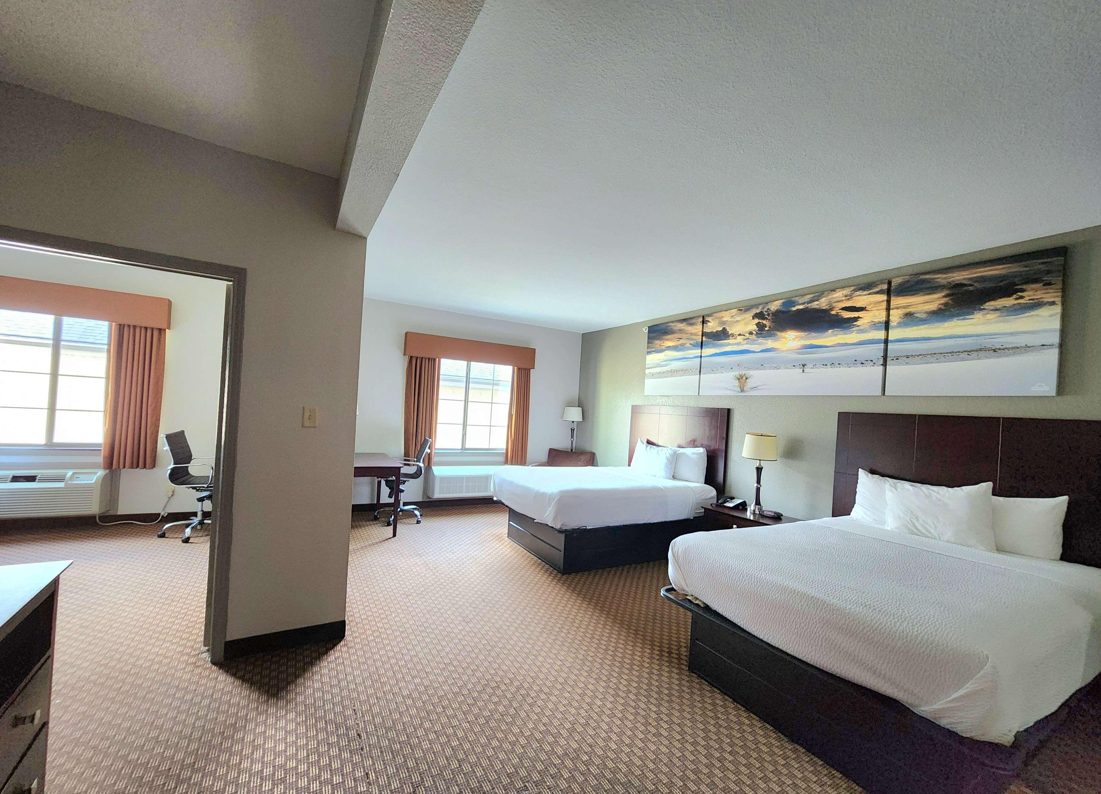 1 Bedroom, Efficiency, 1 King and 2 Queen Beds
