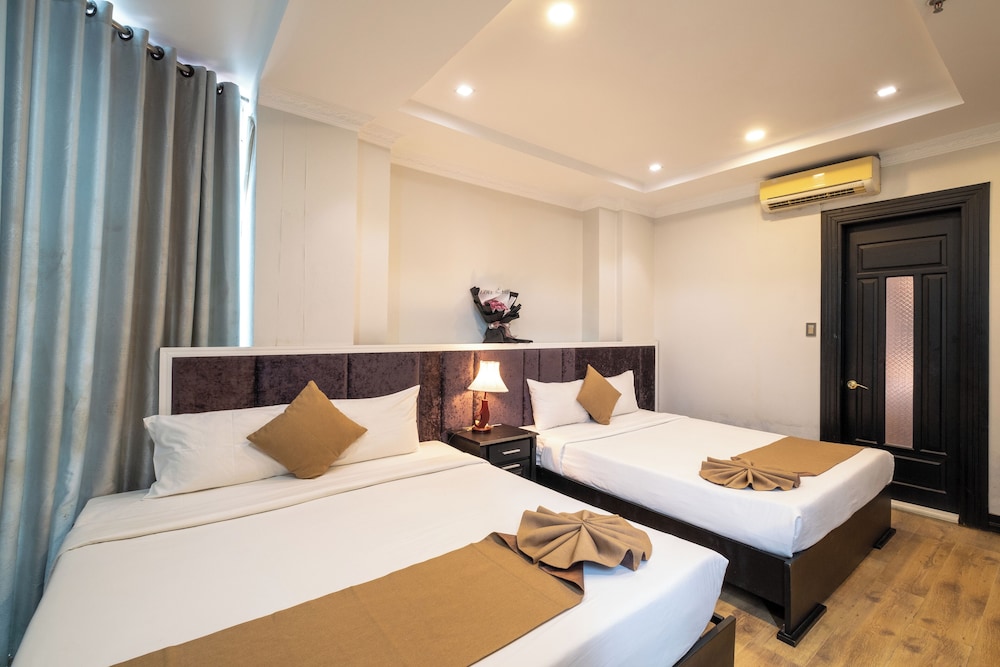 ROOM, TRIPLE, CITY VIEW